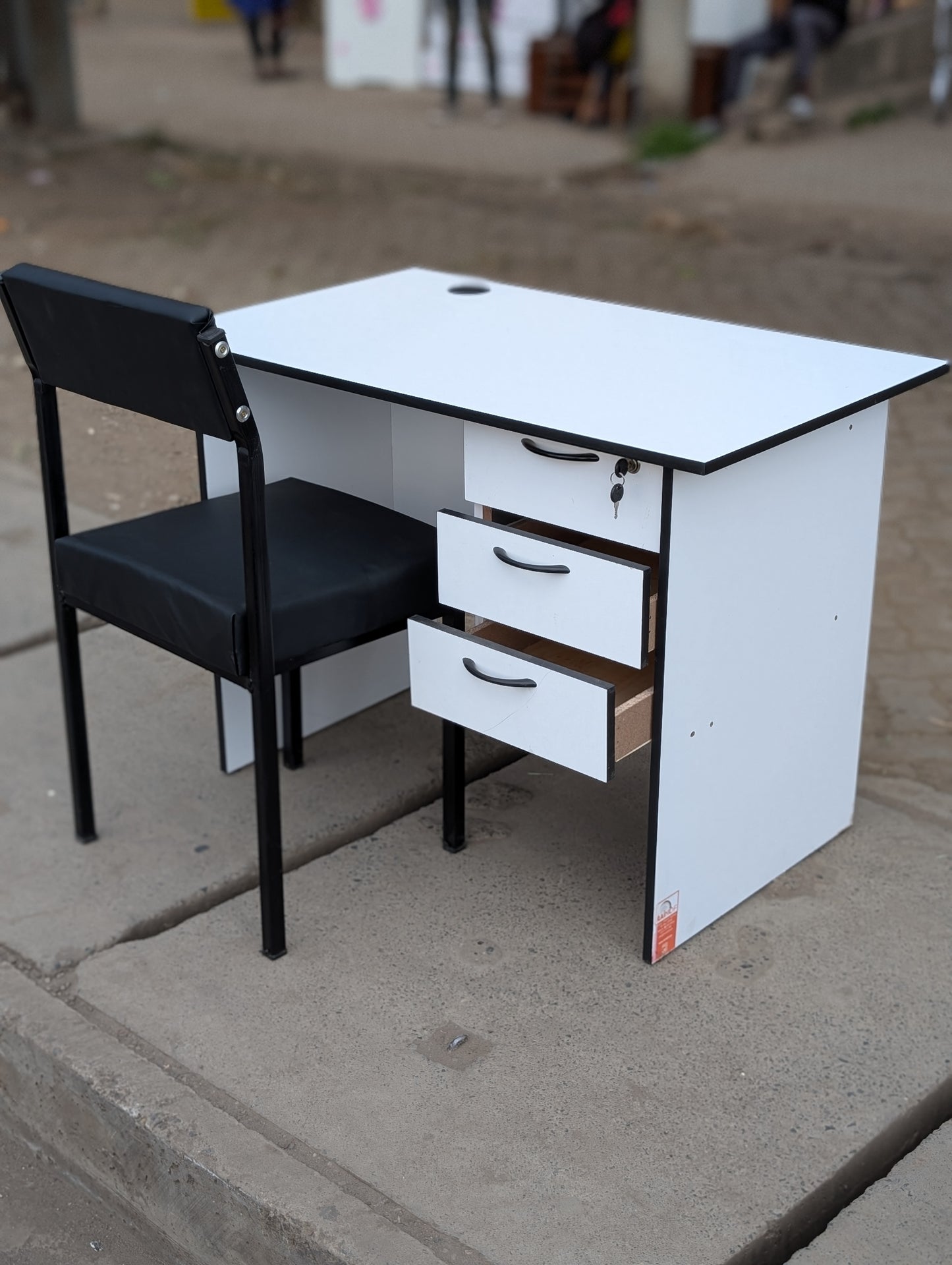 0.9 meters desk+ Catarina Chair
