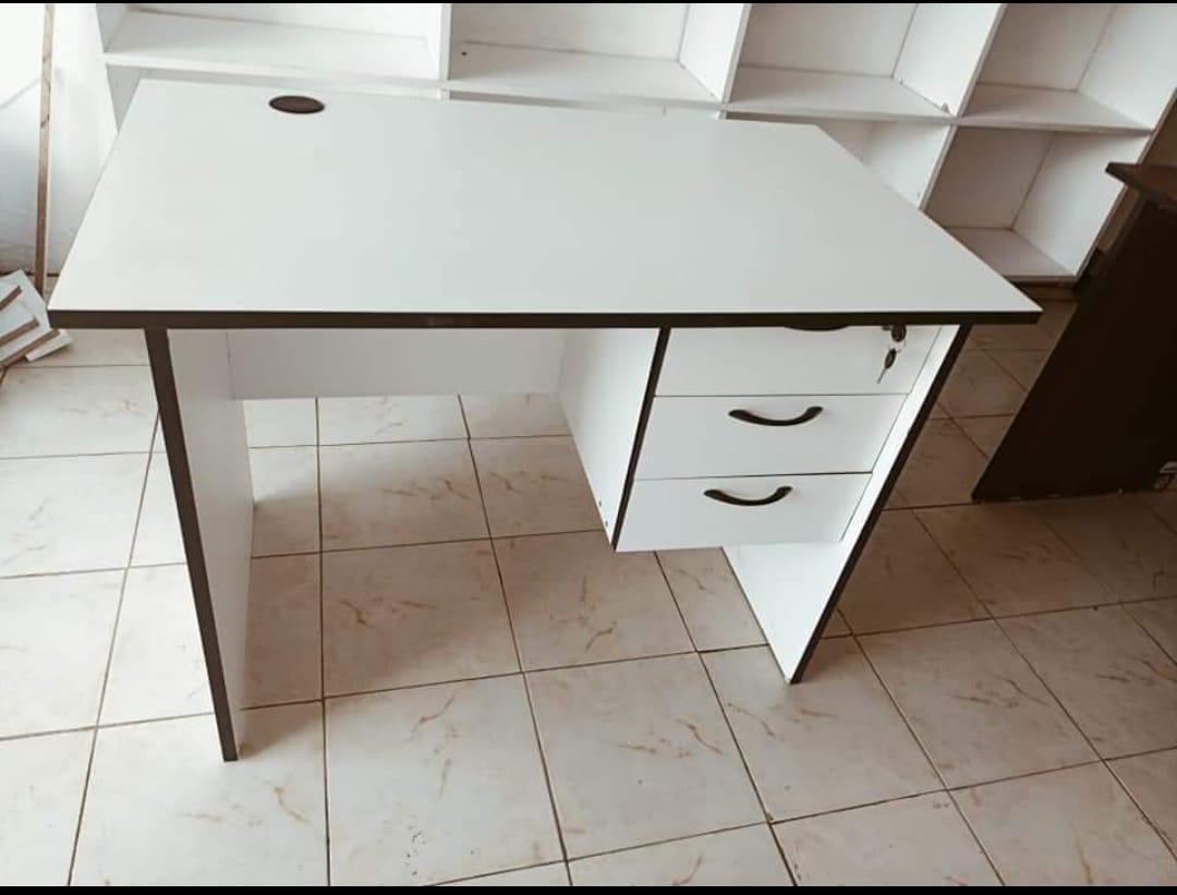 1.2 Meters desk